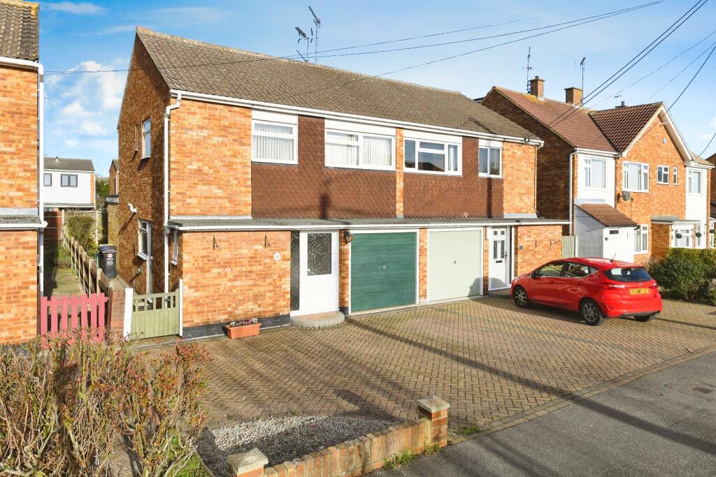 3 bedroom semidetached house for sale in Grove Road, Rayleigh, Essex, SS6