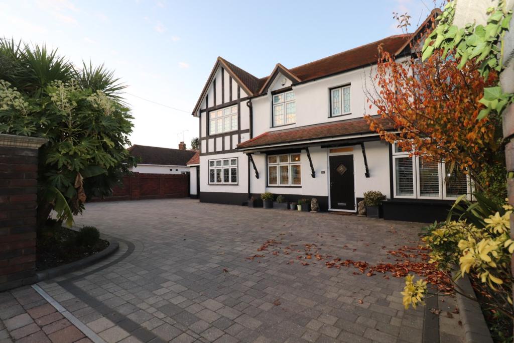 5 bedroom detached house for sale in High Road, Hockley, Essex, SS5