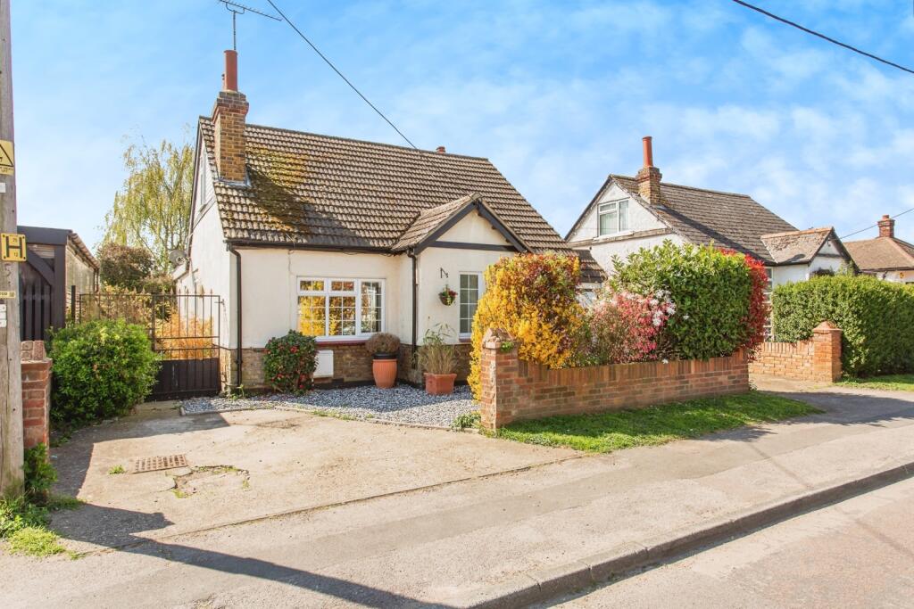 Main image of property: Rochefort Drive, Rochford, Essex, SS4