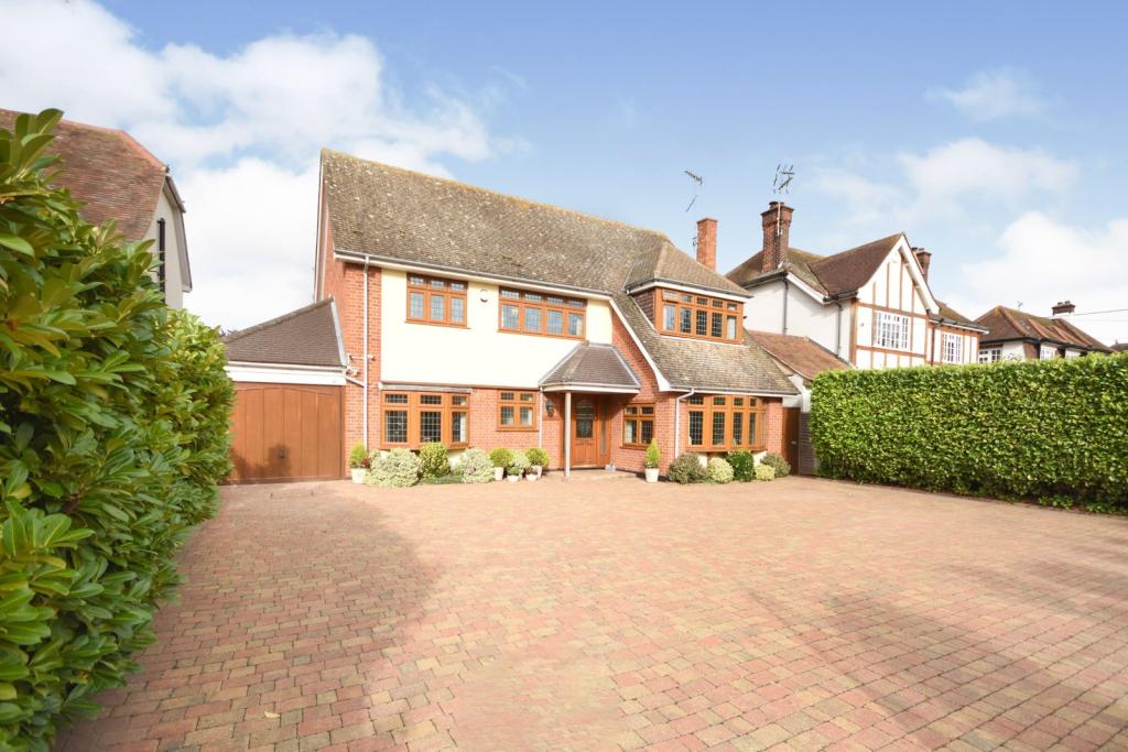 4 bedroom detached house for sale in Hall Road, Rochford, Essex, SS4