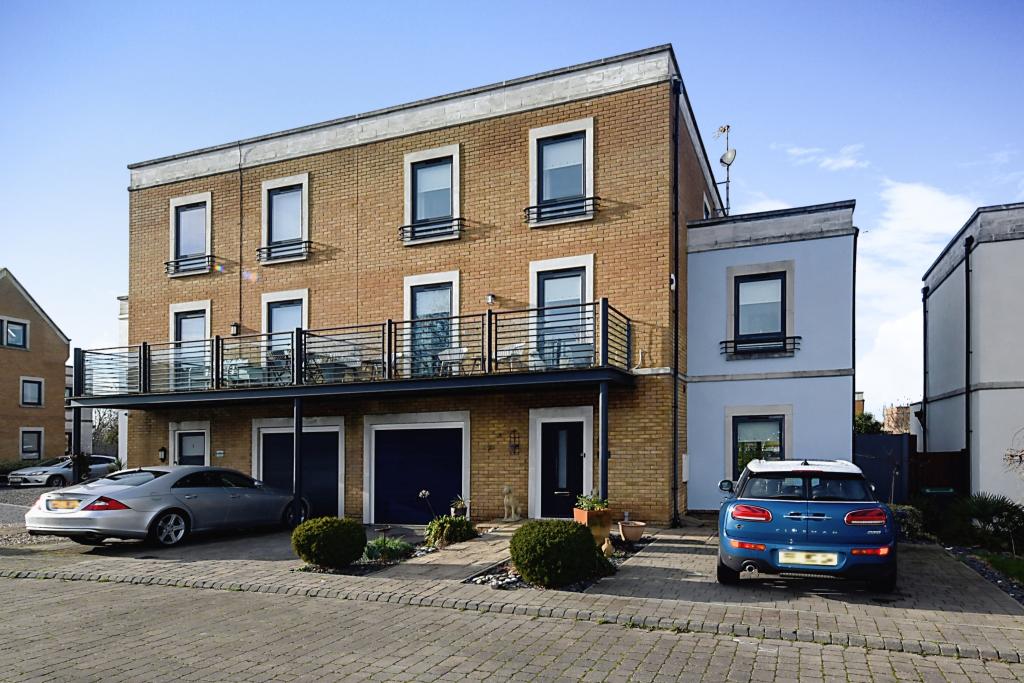 5 bedroom semidetached house for sale in Boundary Way, Shoebury