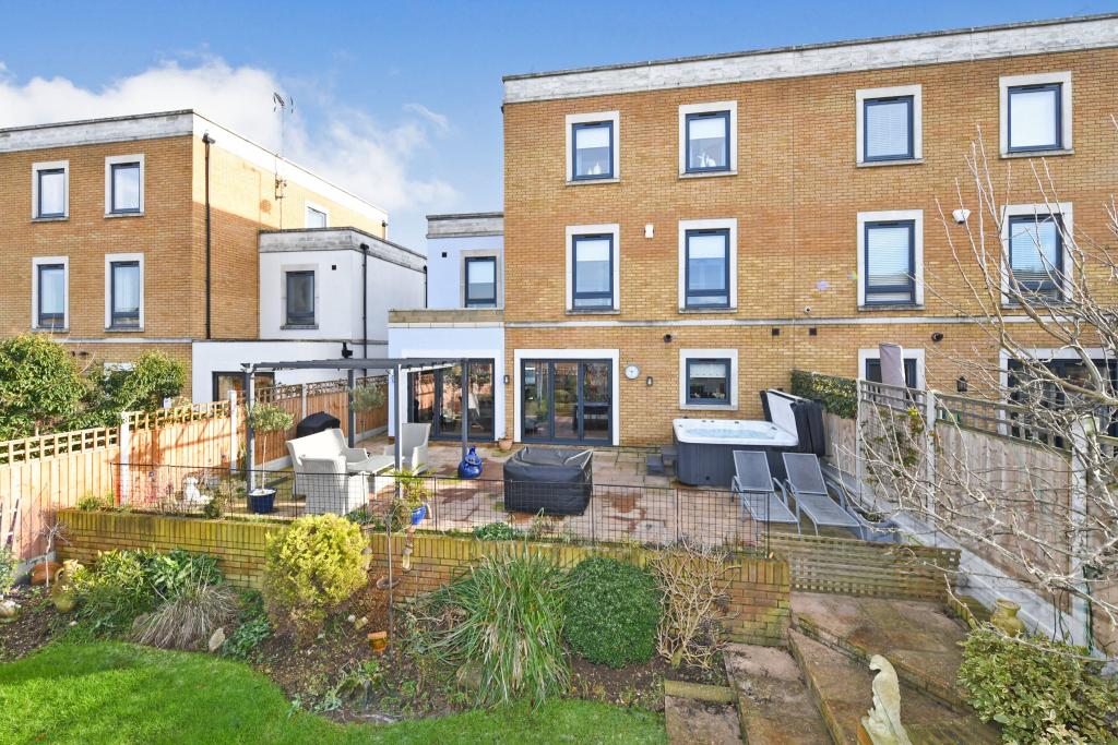 4 bedroom semidetached house for sale in Boundary Way, Shoebury