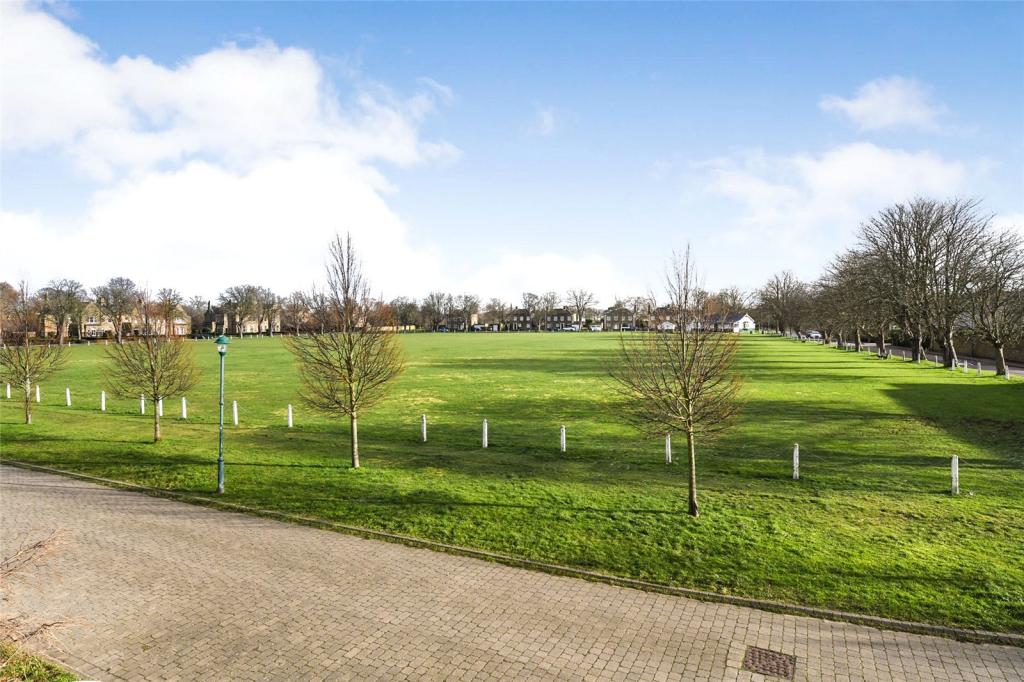 4 bedroom semidetached house for sale in Boundary Way, Shoebury