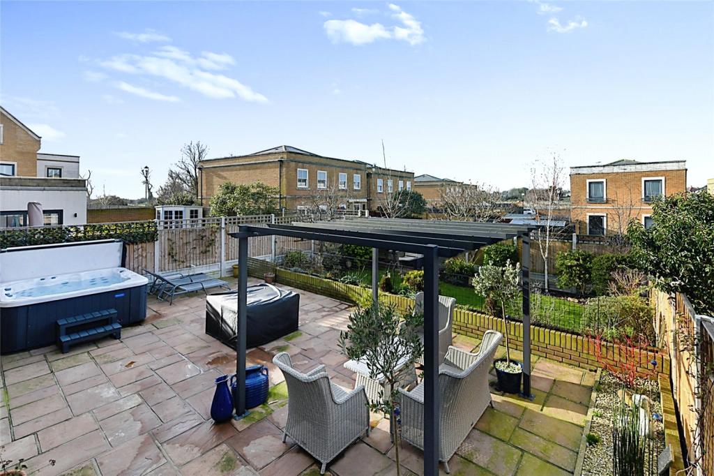 4 bedroom semidetached house for sale in Boundary Way, Shoebury