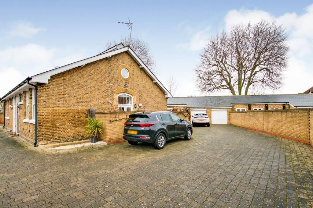 3 bedroom semidetached house for sale in Chesterman Road, Shoebury