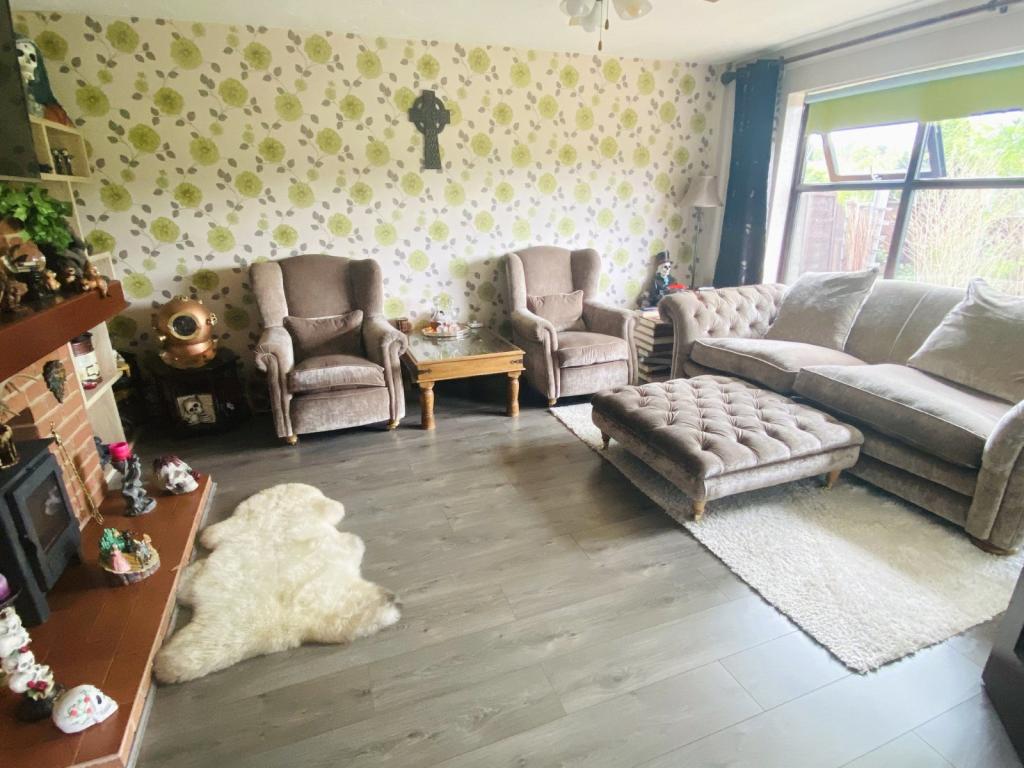 4 bedroom detached house for sale in Watling Street, Grendon