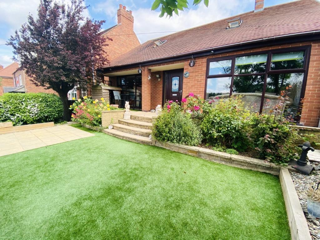 4 bedroom detached house for sale in Watling Street, Grendon