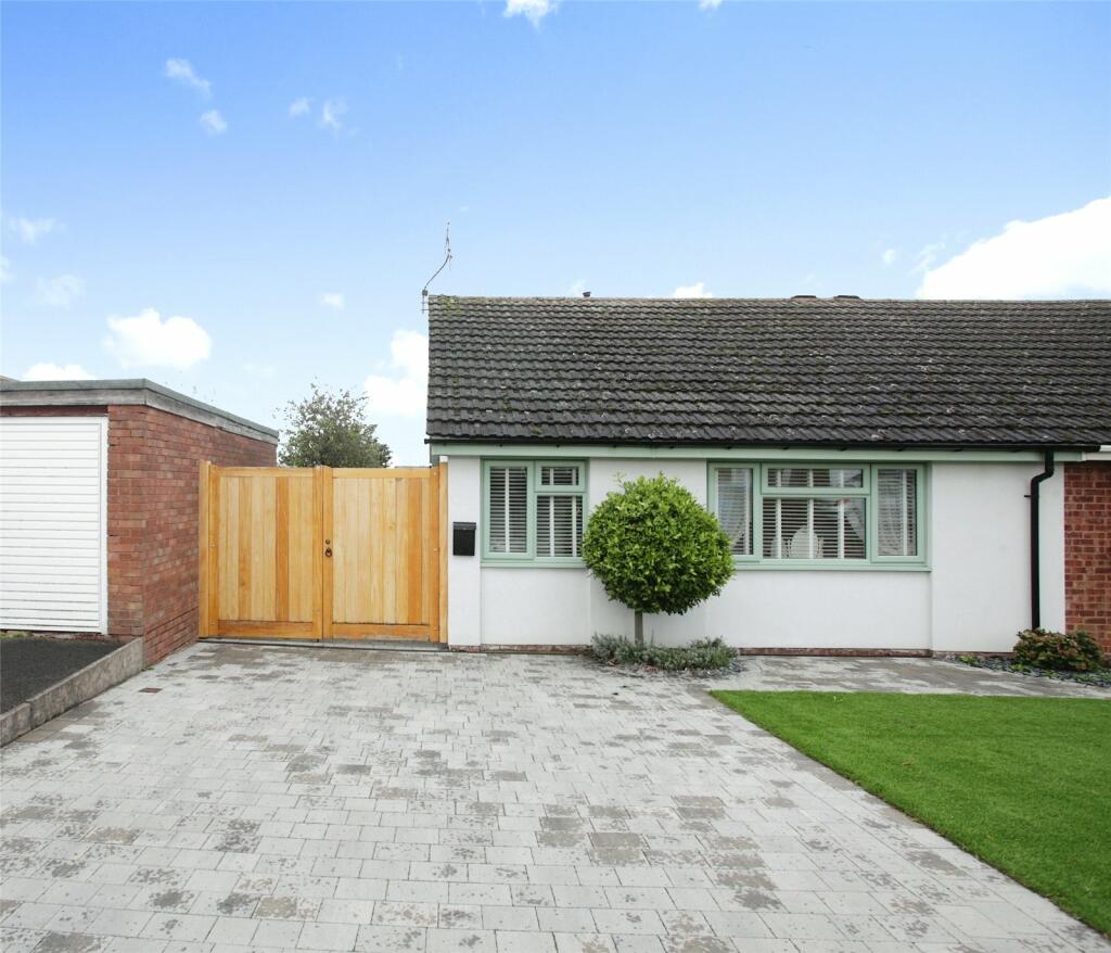 2 bedroom bungalow for sale in Fair Isle Drive, Nuneaton, Warwickshire