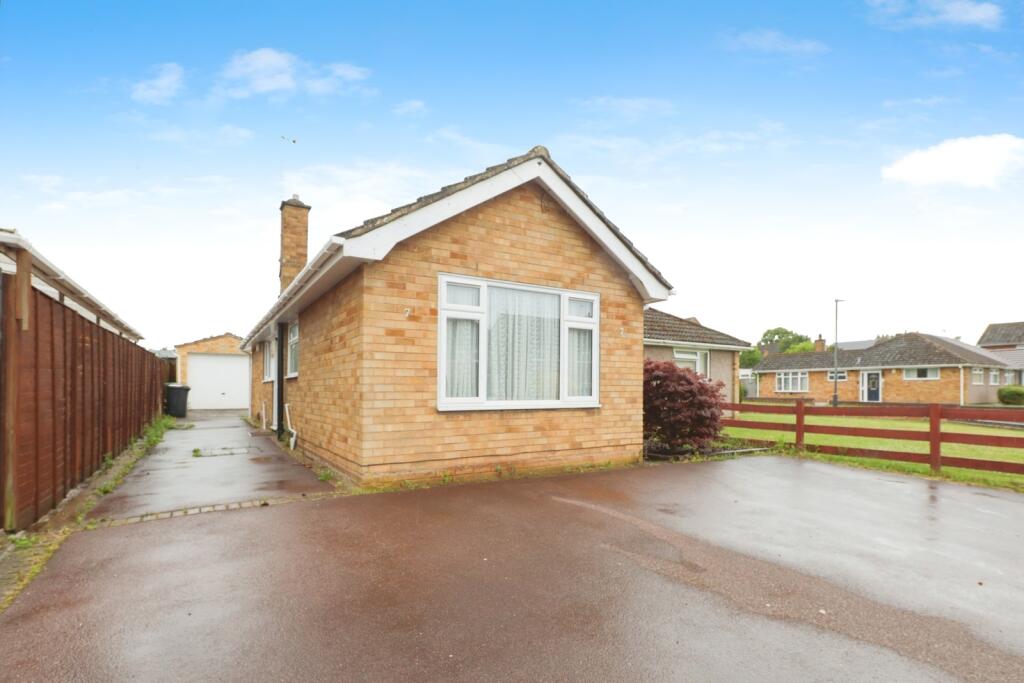 Main image of property: Bramdene Avenue, Nuneaton, Warwickshire, CV10