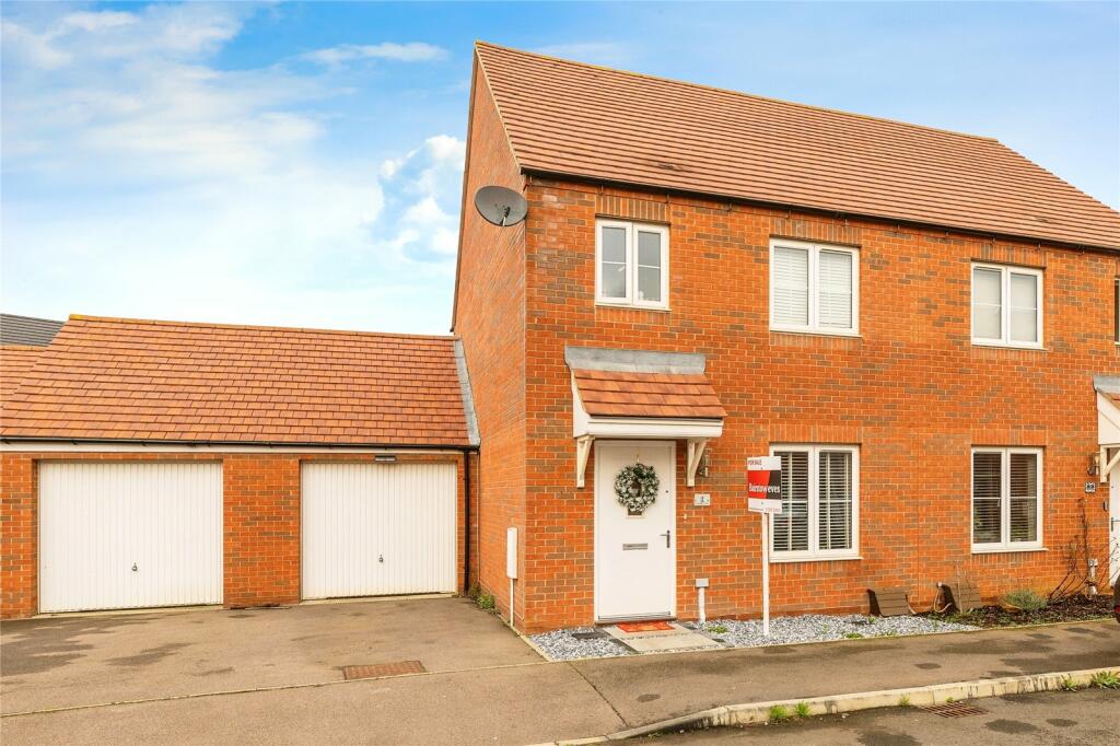 3 bedroom semidetached house for sale in Bramble Crescent, Bodicote