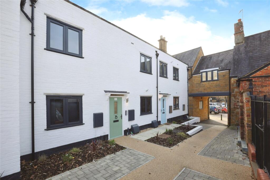 Main image of property: Bolton Mews, North Bar Street, Banbury, Oxfordshire, OX16