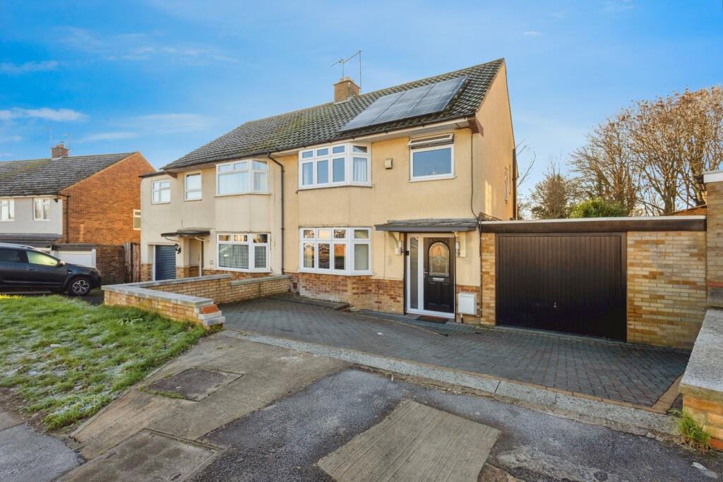 Main image of property: Cotswold Avenue, NORTHAMPTONSHIRE, NN5