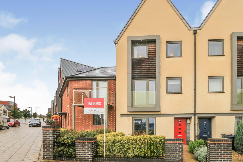 4 bedroom terraced house for sale in High Street, Upton, Northampton