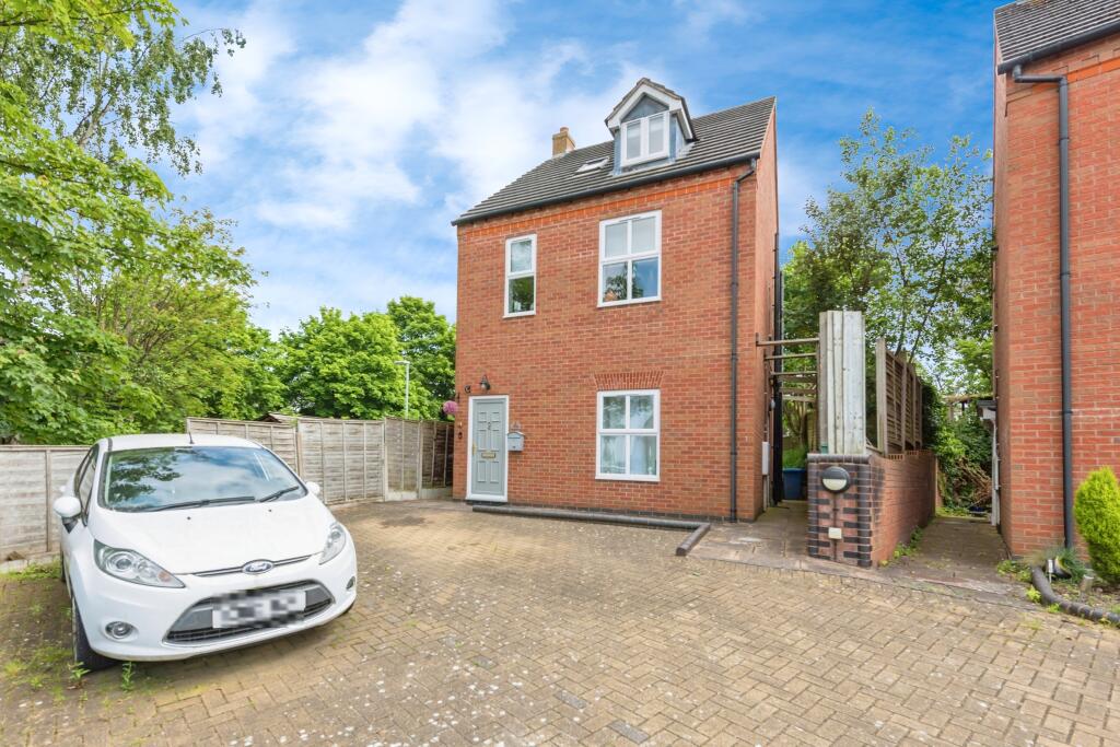 2 bedroom detached house for sale in Ravenswood Gardens, Stonydelph