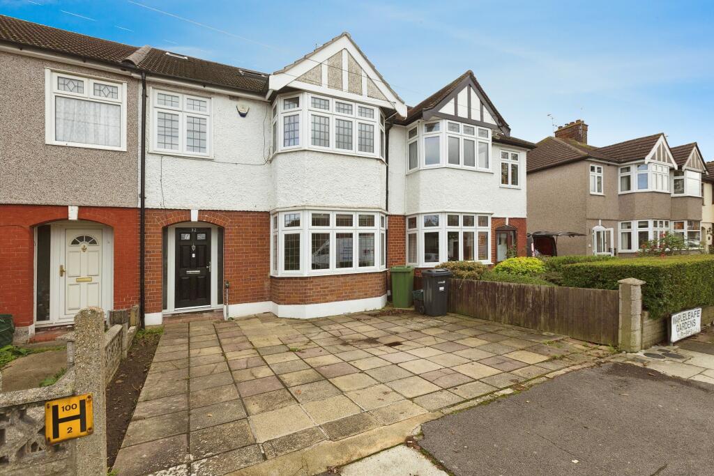 4 bedroom terraced house for sale in Mapleleafe Gardens, Ilford, IG6