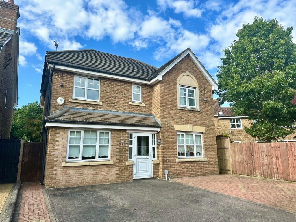 4 bedroom detached house for sale in Martham Close, Ilford, IG6