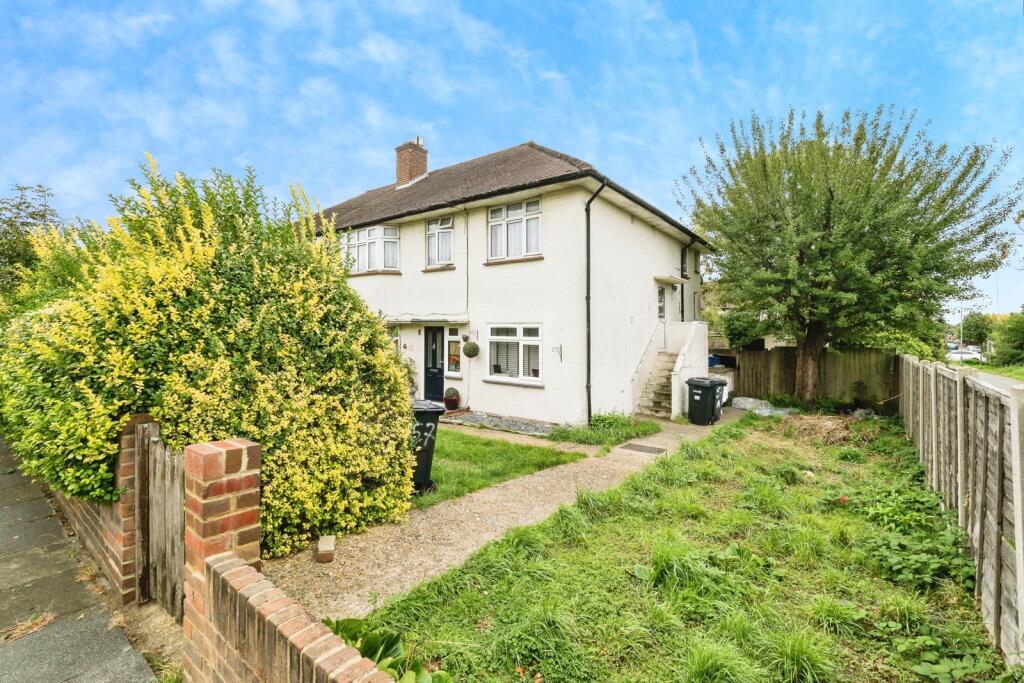 Main image of property: Caernarvon Drive, Ilford, IG5