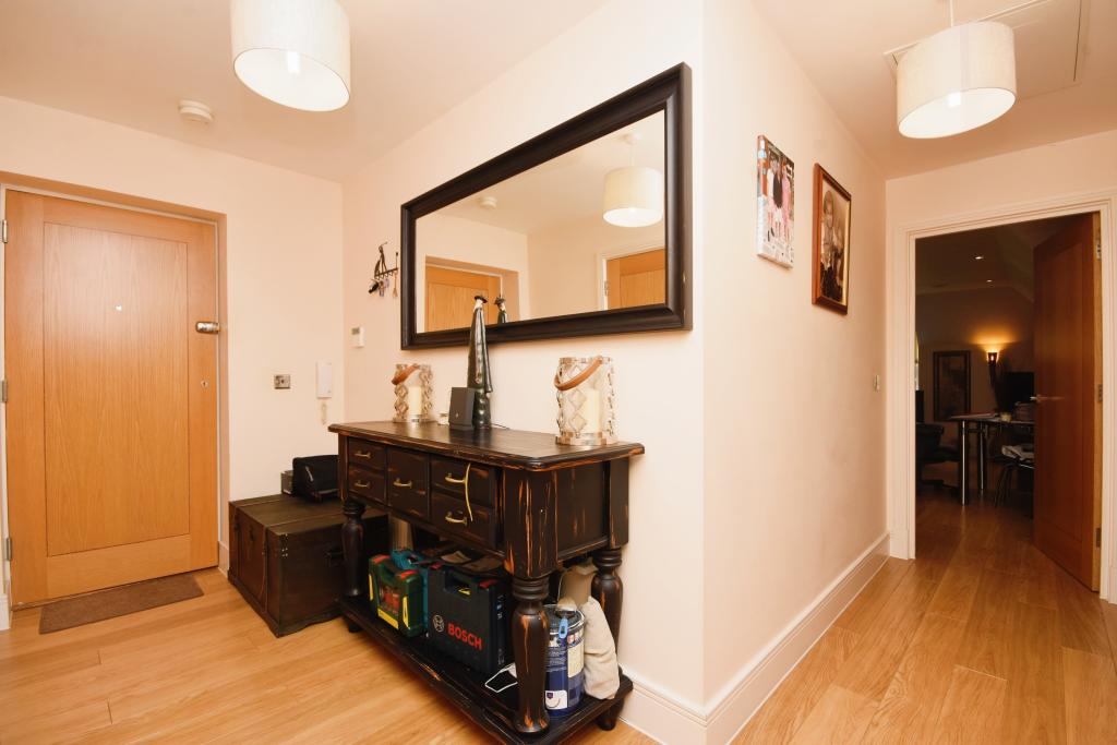 2 bedroom flat for sale in Noak Hill Road, Billericay, Essex, CM12