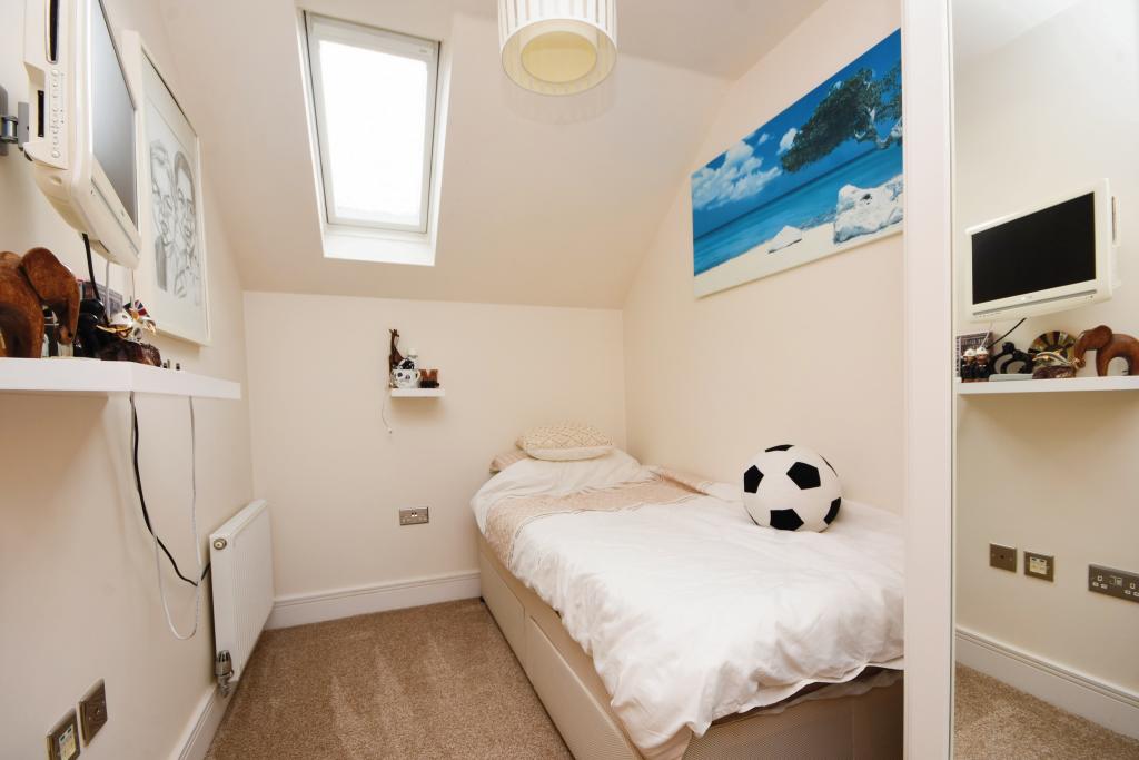 2 bedroom flat for sale in Noak Hill Road, Billericay, Essex, CM12