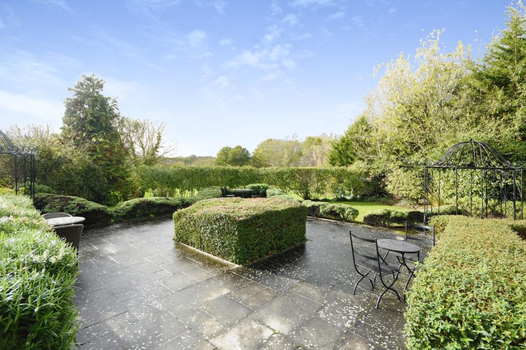 2 bedroom flat for sale in Noak Hill Road, Billericay, Essex, CM12