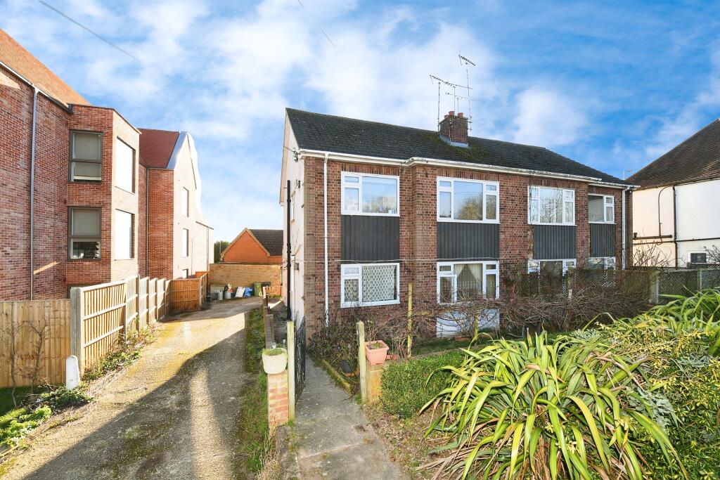 2 bedroom flat for sale in Chelmsford Road, Shenfield, Brentwood, Essex