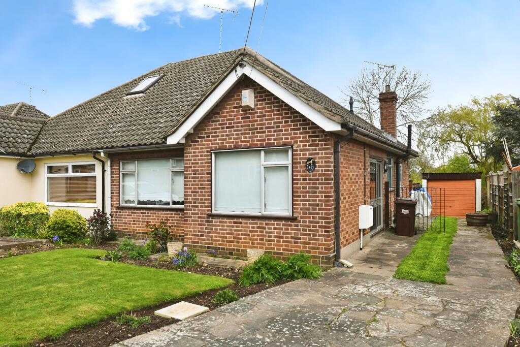 2 bedroom bungalow for sale in Orchard Lane, Pilgrims Hatch, Brentwood, Essex, CM15