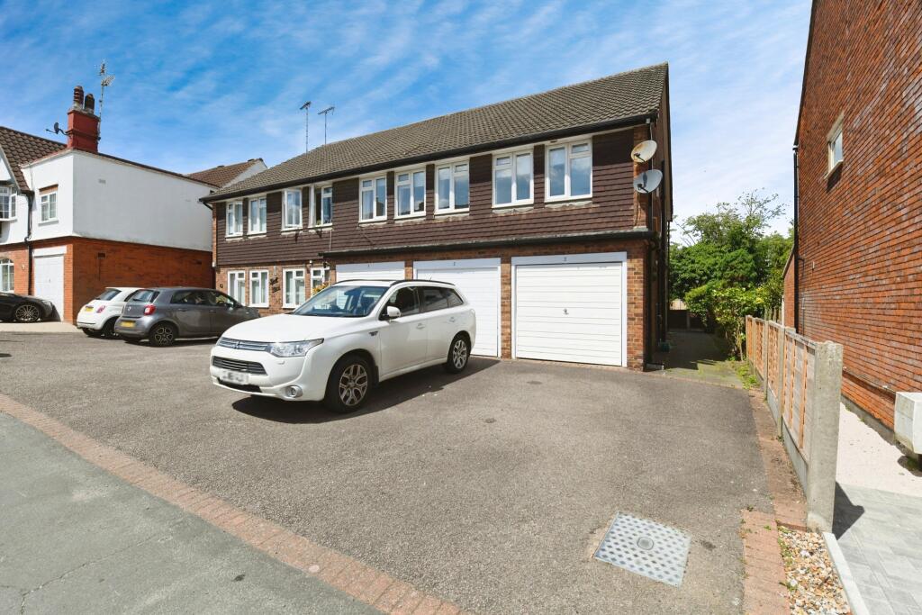 2 bedroom end of terrace house for sale in Tyrell Place, Priests Lane, Shenfield, Brentwood, CM15