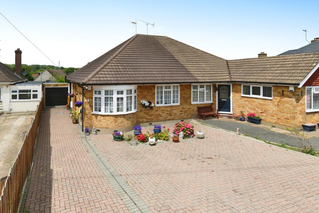 2 bedroom bungalow for sale in Westbourne Drive, Brentwood, Essex, CM14