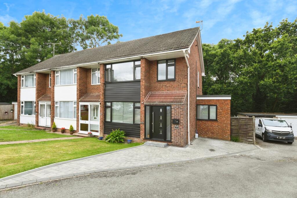 3 bedroom end of terrace house for sale in Wingrave Crescent, Brentwood