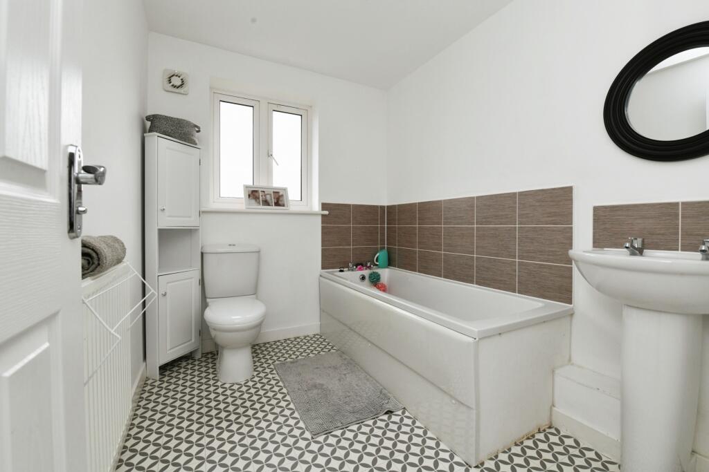 Additional property image - Pond View, Burnham-on-Crouch, Essex, CM0