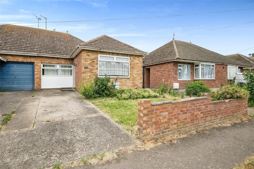 3 bedroom bungalow for sale in Park Square West, West Clacton, Clacton