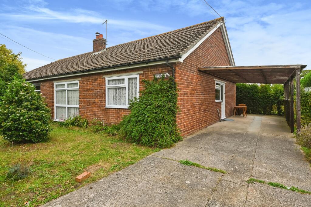 2 bedroom bungalow for sale in Stones Green, Harwich, Essex, CO12
