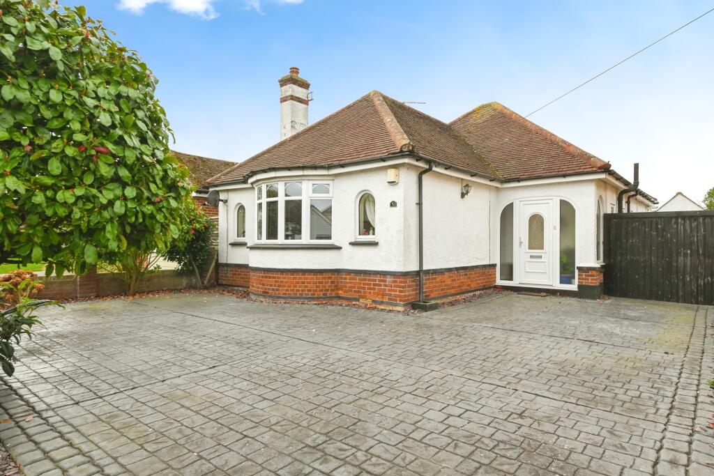 2 bedroom bungalow for sale in Mountview Road, ClactononSea, Essex, CO15