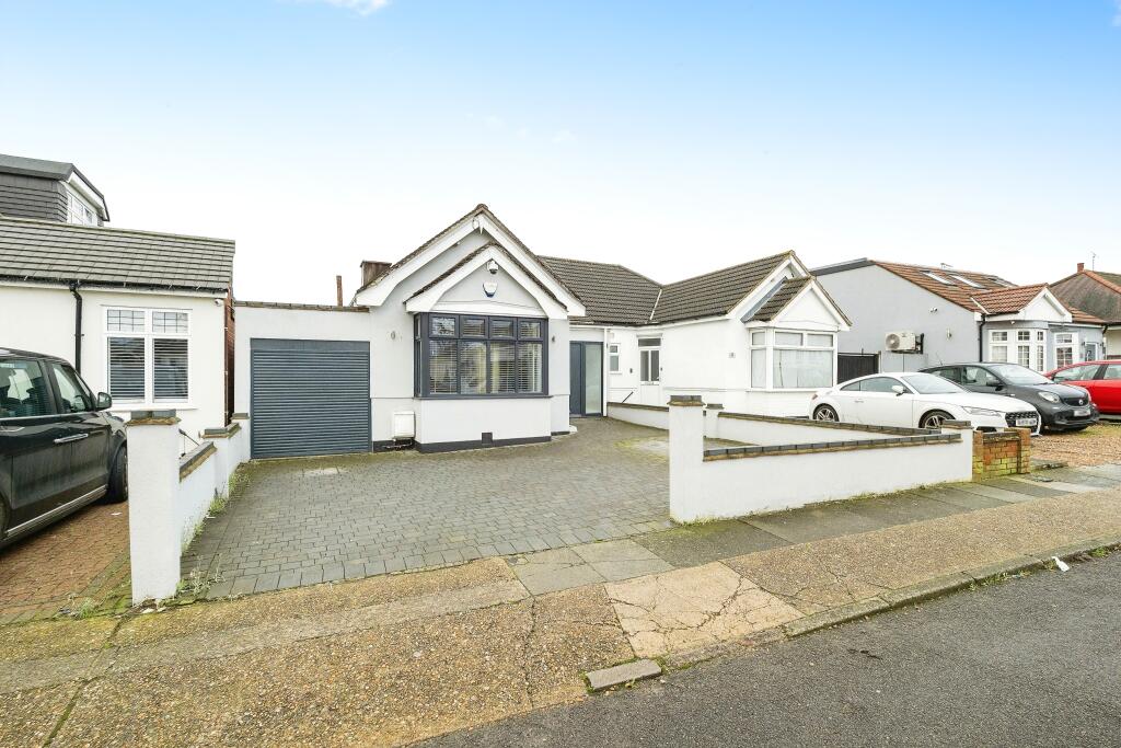 3 bedroom bungalow for sale in Heather Close, Romford, RM1