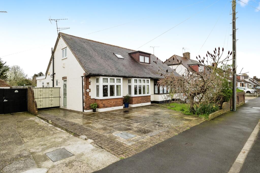 4 bedroom bungalow for sale in Lodge Lane, Romford, RM5