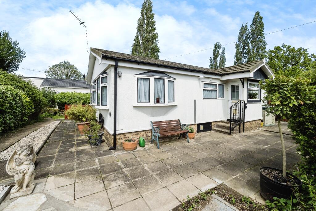 2 bedroom mobile home for sale in Cummings Hall Lane, Noak Hill