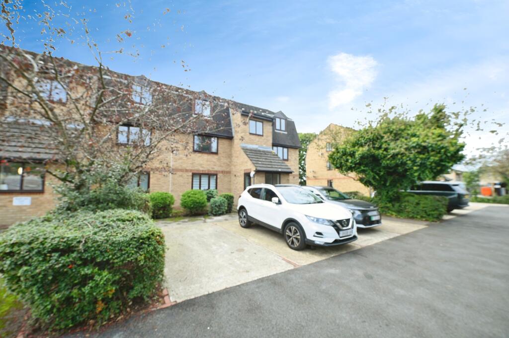 1 bedroom flat for sale in Court, Blandford Close, Romford, RM7