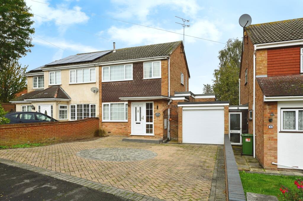 3 bedroom semidetached house for sale in Oates Road, Romford, RM5