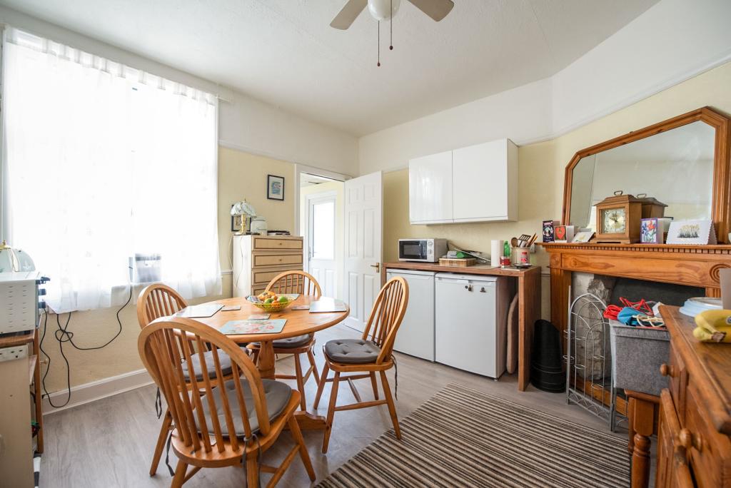 2 bedroom bungalow for sale in Collier Row Lane, Collier Row, Romford