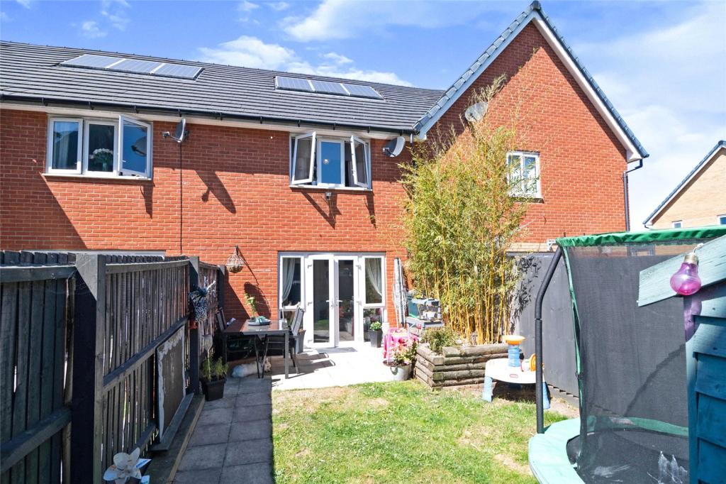 2 bedroom terraced house for sale in Gumley Close, Grays, RM20