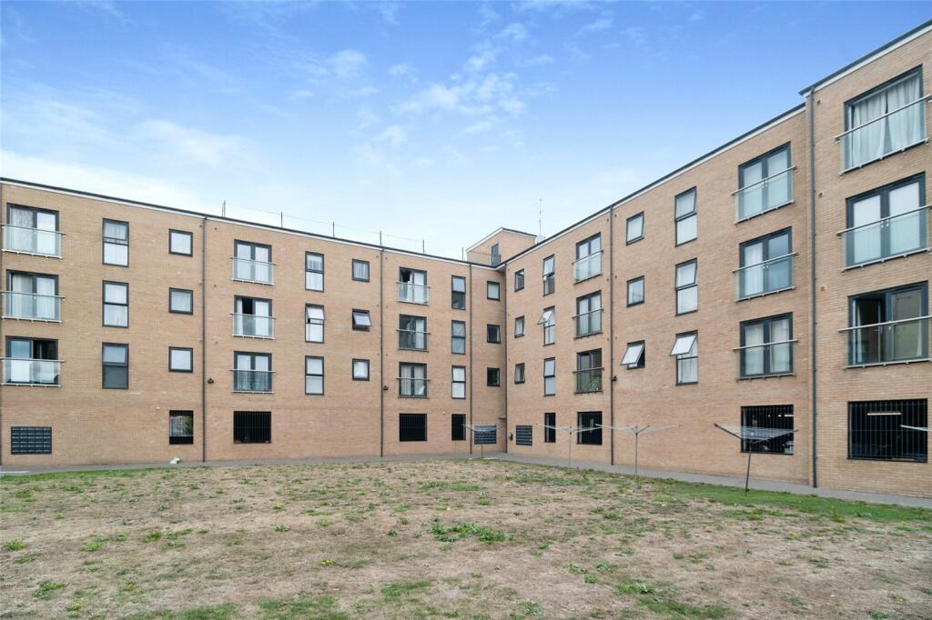 1 bedroom flat for sale in The Quays, Dock Road, Tilbury, Essex, RM18