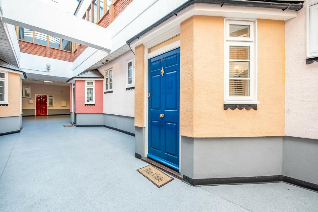 2 bedroom flat for sale in Queensgate Centre, Orsett Road, Grays, Essex