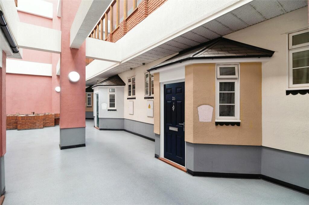 2 bedroom flat for sale in Queensgate Centre, Orsett Road, Grays, Essex