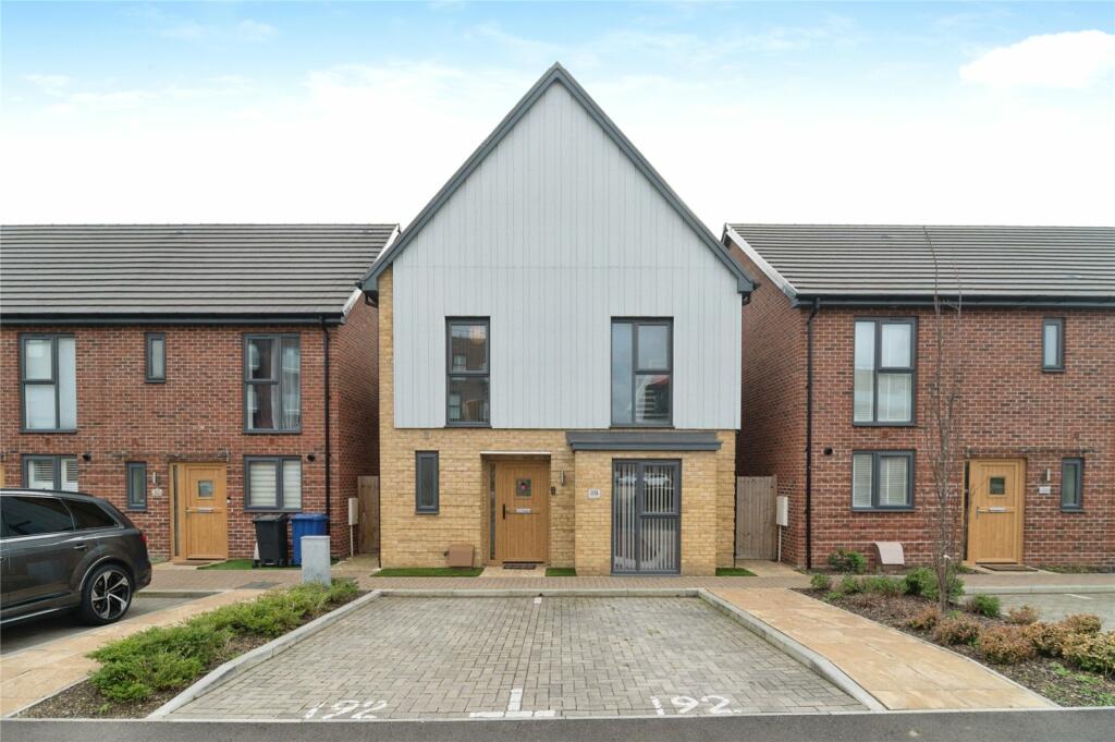 4 bedroom detached house for sale in Carrowmore Close, West Thurrock