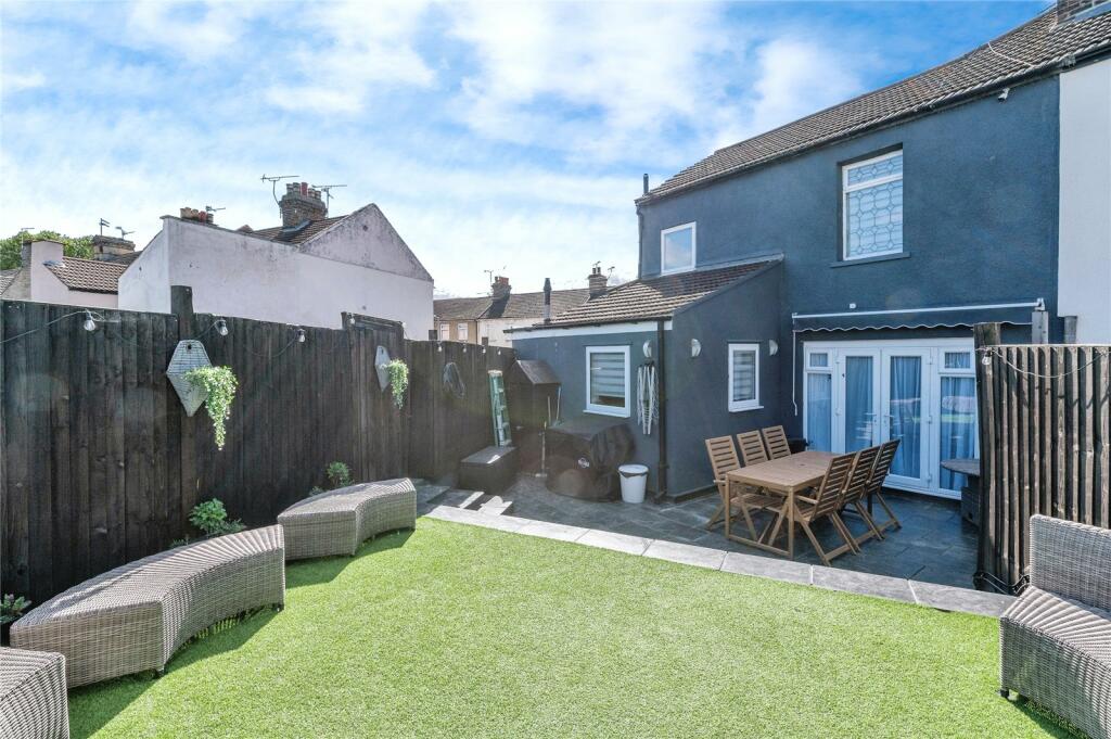 4 bedroom semidetached house for sale in Manor Road, Grays, Essex, RM17