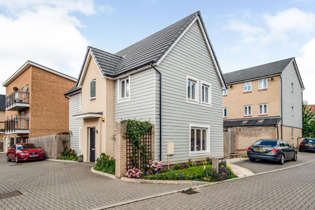 3 bedroom detached house for sale in Chase Way, West Thurrock, Grays