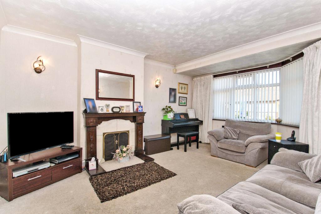 4 bedroom semidetached house for sale in Carlton Road, Grays, Thurrock