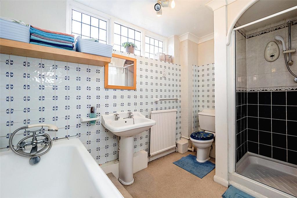 4 bedroom detached house for sale in Ockendon Road, Upminster, RM14