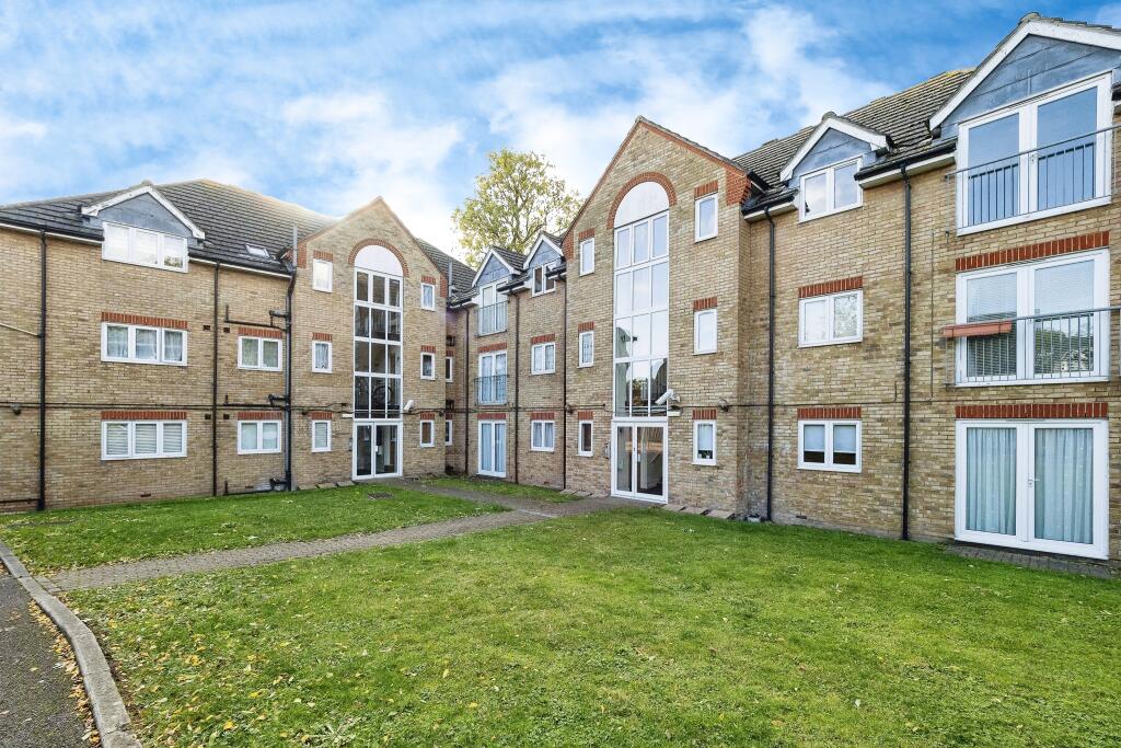 2 bedroom flat for sale in Hornchurch Road, Hornchurch, RM11