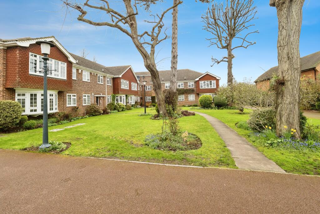 2 bedroom flat for sale in Parkstone Avenue, Hornchurch, RM11